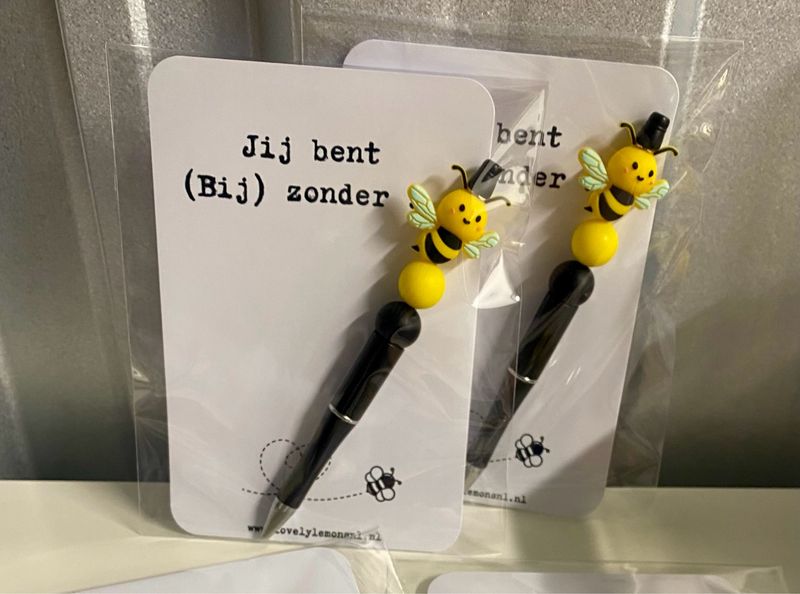 Kaartje Met Bij Pen - Jij Bent (Bij) Zonder Sticker Juf (Bonus) Mama Oma