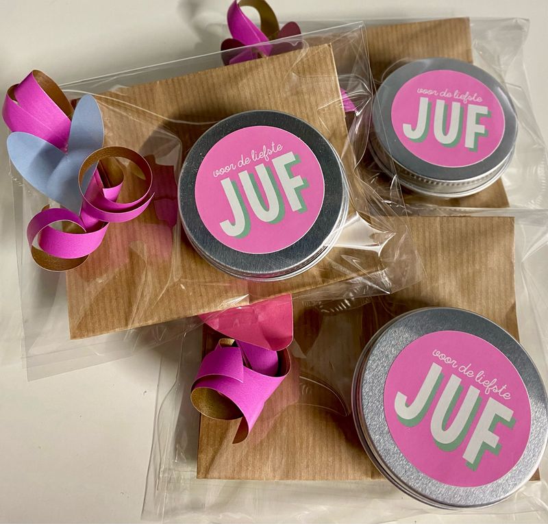 Aluminium blikje met Mini dextrose fruit hartjes - Voor de liefste Juf Aluminium blikje met Mini dextrose fruit hartjes - Voor de liefste Juf