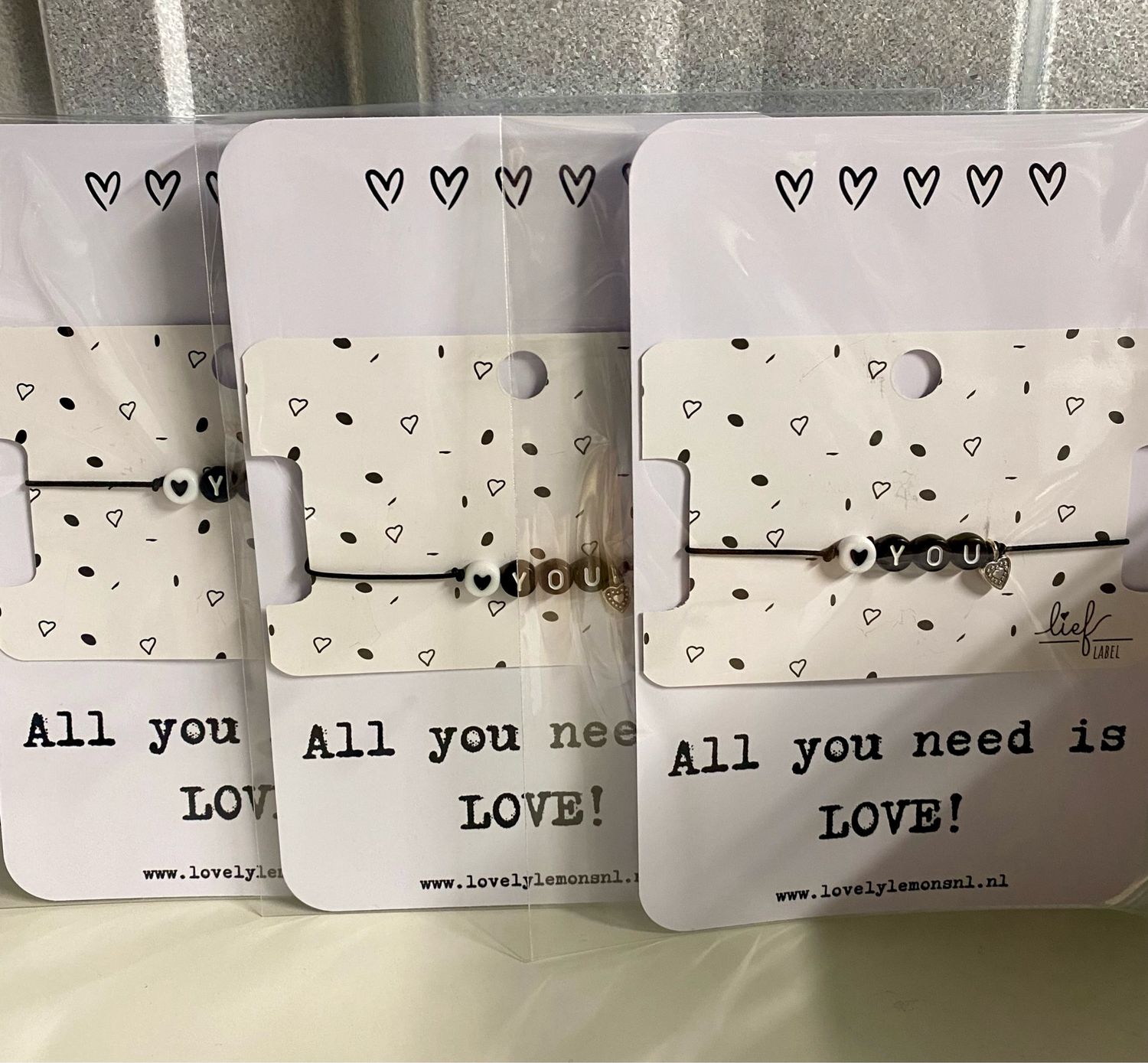 Lief Label - Armbandje op kaart all you need is love!