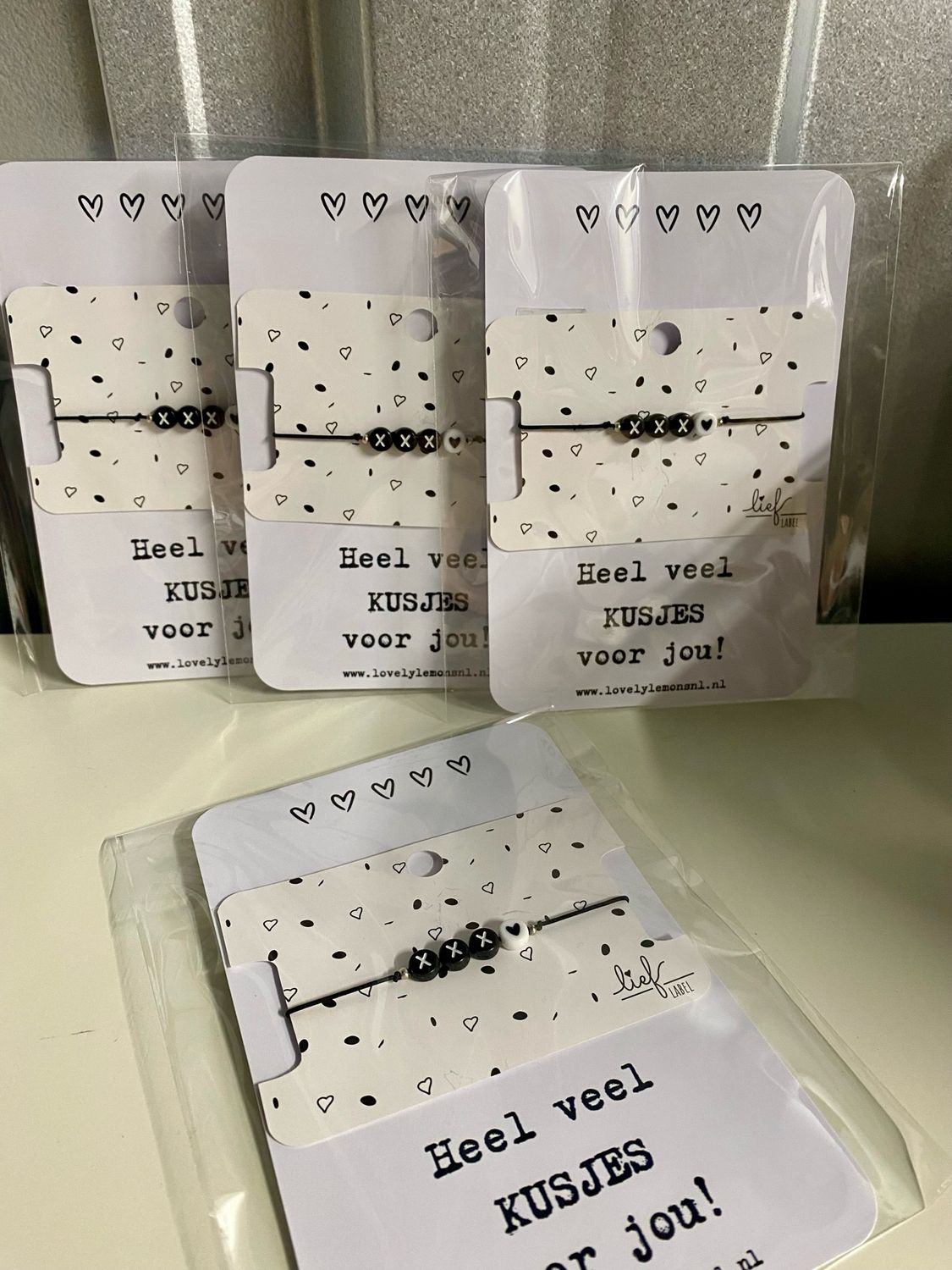 Lief Label - Armbandje op kaart heel veel xxx-jes voor jou!
