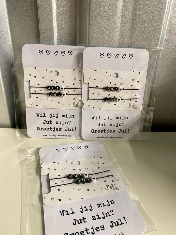 Lief Label - Armbandjes op kaart wil jij mijn Jut zijn, groetjes Jul? Lief Label - Armbandjes op kaart wil jij mijn Jut zijn, groetjes Jul?