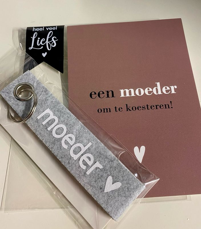 Seq Lifestyle Cadeauset Ansichtkaart & Sleutelhanger Een Moeder om te koesteren