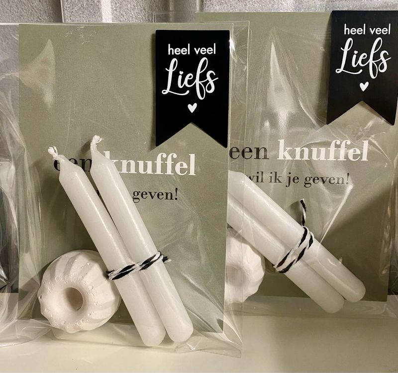 Seq Lifestyle Cadeauset Ansichtkaart Kaarshouder Kaarsjes - Een Knuffel Wil Ik Je Geven! Seq Lifestyle Cadeauset Ansichtkaart Kaarshouder Kaarsjes - Een Knuffel Wil Ik Je Geven!