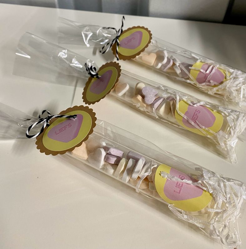 Studio Schatkist Cadeau Glazen Buisje met Mini dextrose fruit hartjes - Liefs! Studio Schatkist Cadeau Glazen Buisje met Mini dextrose fruit hartjes - Liefs!