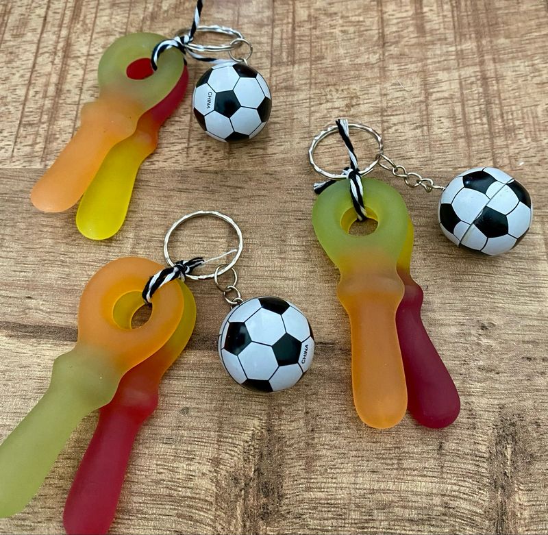 Voetbal Sleutelhanger Metaal Traktatie Met Fruit Sleutels Vegan Glutenvrij
