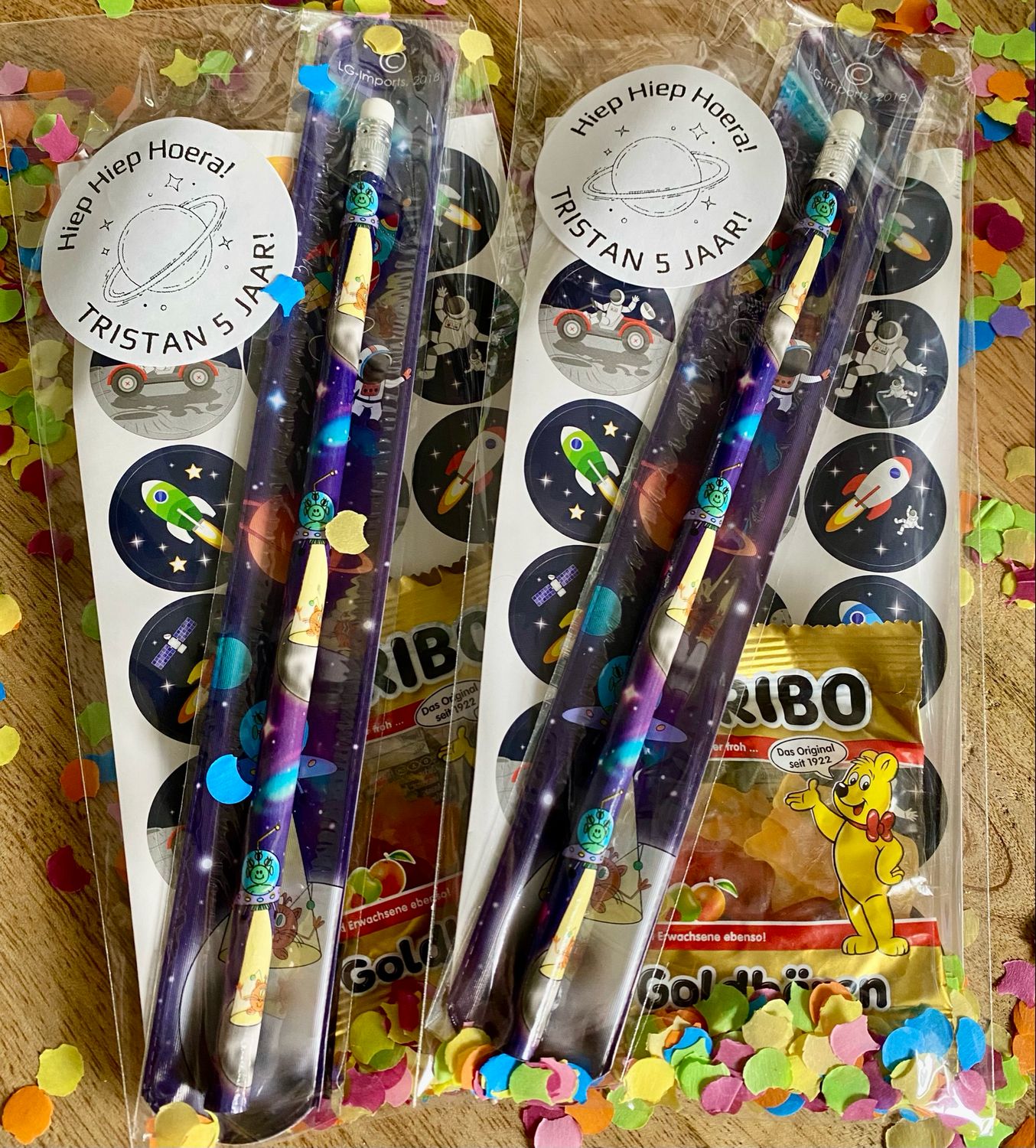 Traktatie Ruimte/Space Klaparmbandje Met Of Zonder Snoepjes Traktatie Ruimte/Space Klaparmbandje Met Of Zonder Snoepjes