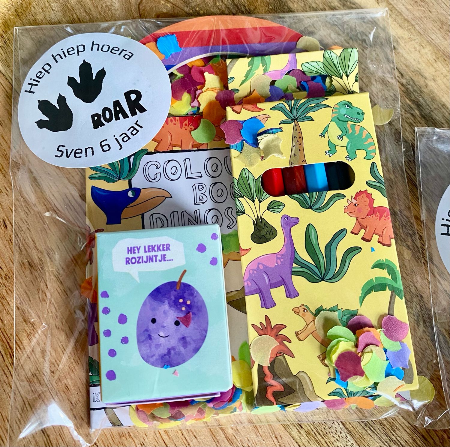 Traktatie Dino/Dinosaurus Kleurboekje en Potloodjes Met Of Zonder Snoepjes Traktatie Dino/Dinosaurus Kleurboekje en Potloodjes Met Of Zonder Snoepjes
