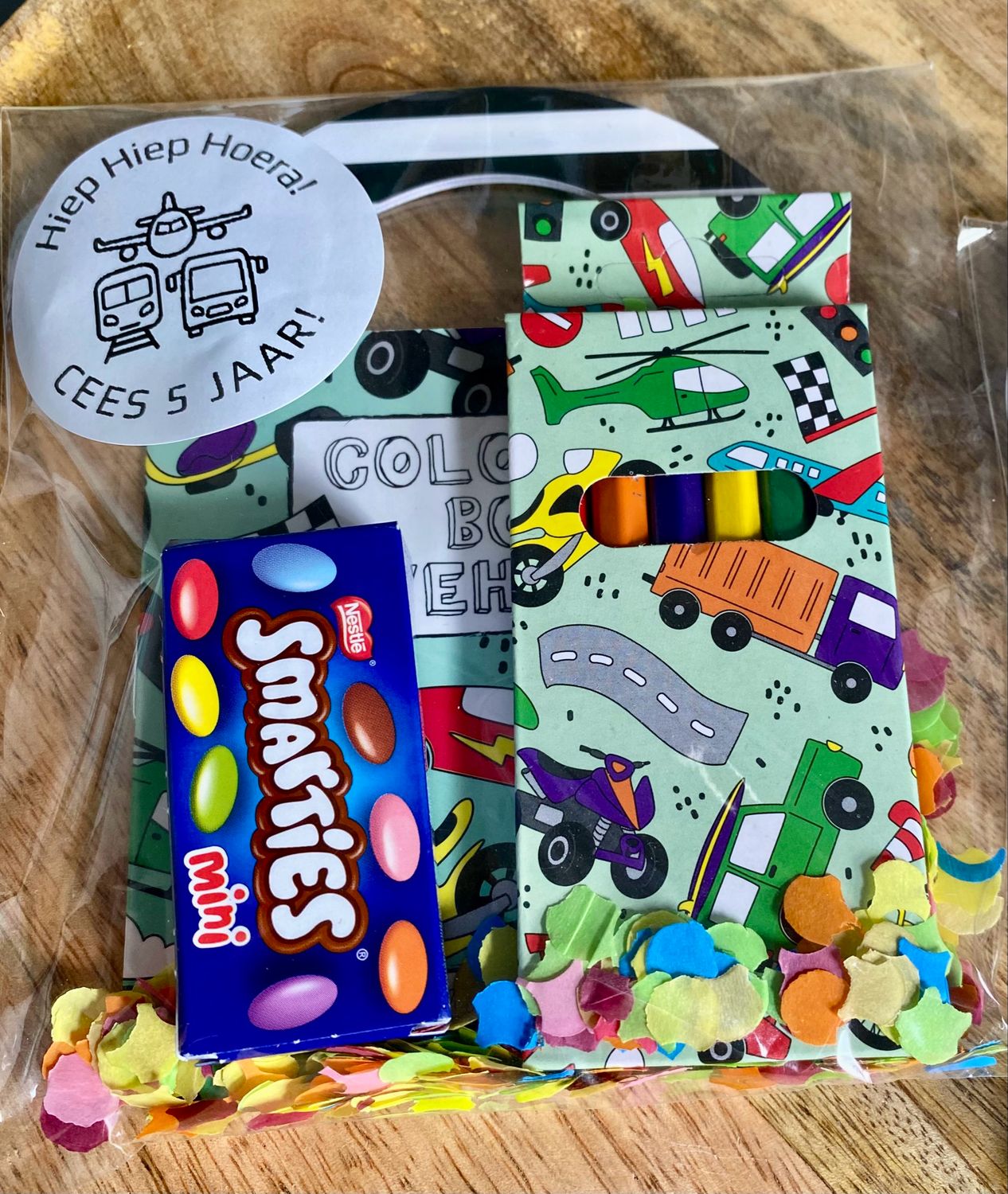 Traktatie Voertuigen Kleurboekje en Potloodjes Met Of Zonder Snoepjes Traktatie Voertuigen Kleurboekje en Potloodjes Met Of Zonder Snoepjes