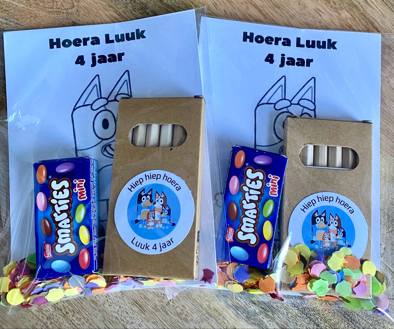 Traktatie Bluey Kleurpotloodjes en Kleurplaatje Met Naam Leeftijd Jarige Met Of Zonder Snoepjes Traktatie Bluey Kleurpotloodjes en Kleurplaatje Met Naam Leeftijd Jarige Met Of Zonder Snoepjes