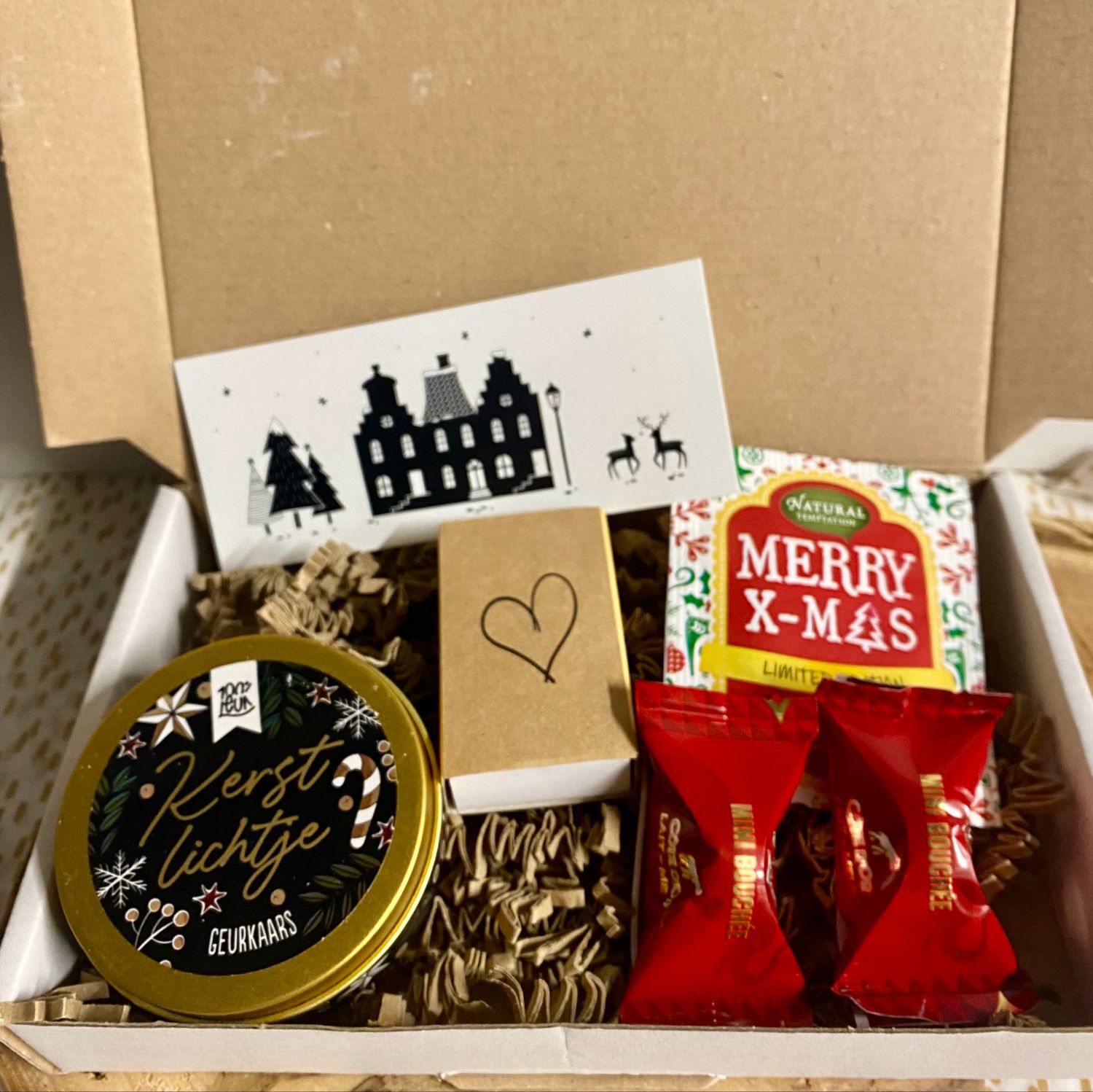 Mini Kerstpakketje met 100% Leuk Geurkaars Mini Kerstpakketje met 100% Leuk Geurkaars