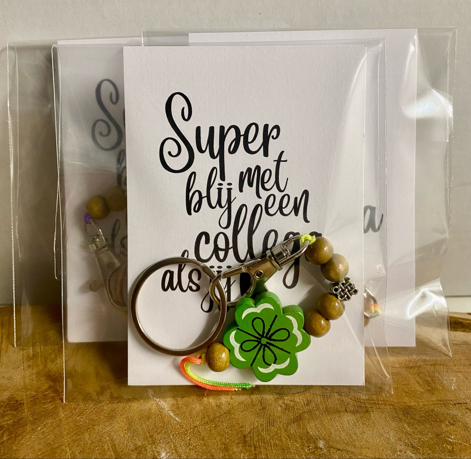 Presentje Super Blij Met Een Collega Als Jij Sleutelhanger Klaver Presentje Super Blij Met Een Collega Als Jij Sleutelhanger Klaver