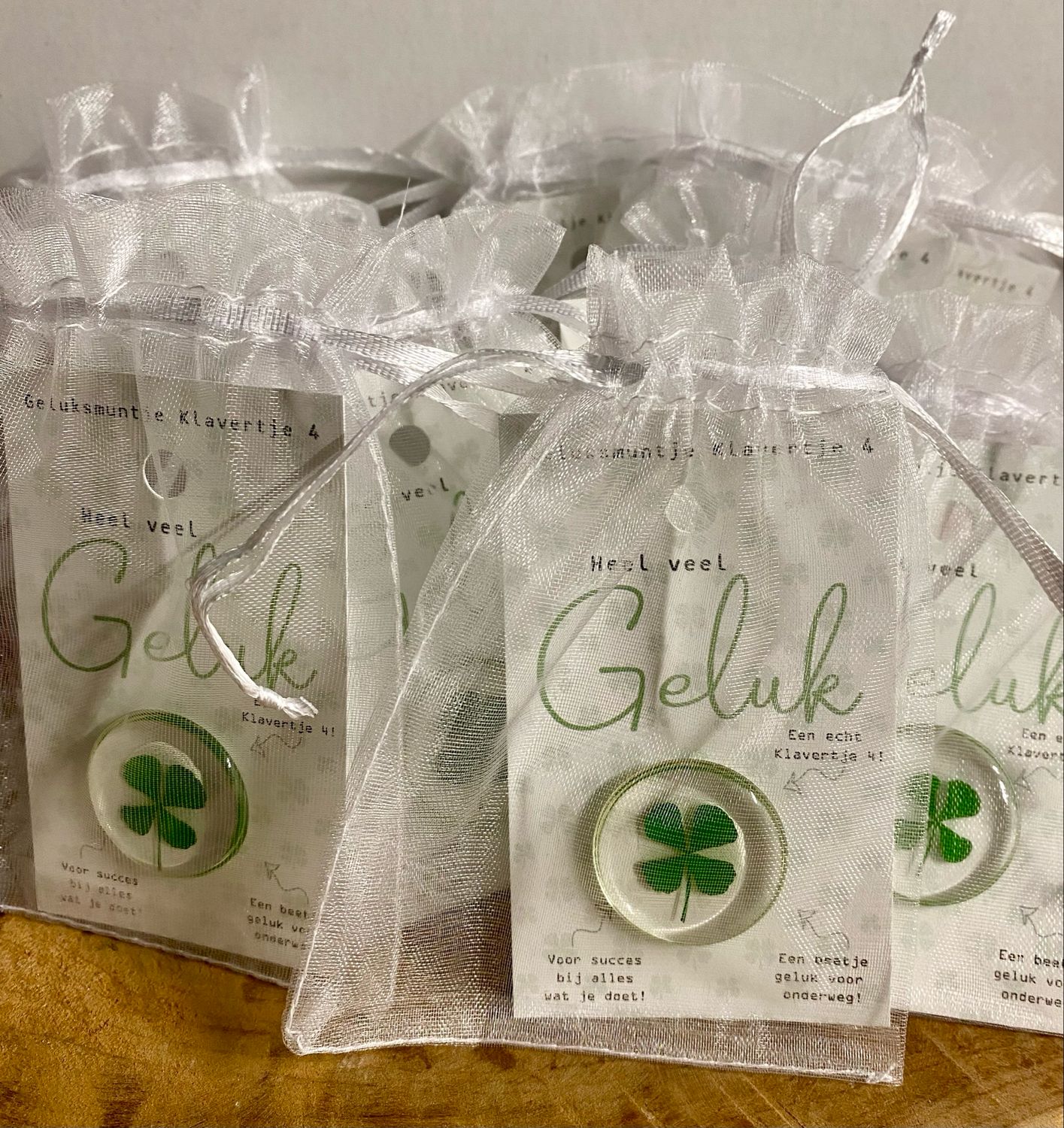 Geluks klavertje 4 “Heel veel geluk” op kaartje Geluks klavertje 4 “Heel veel geluk” op kaartje