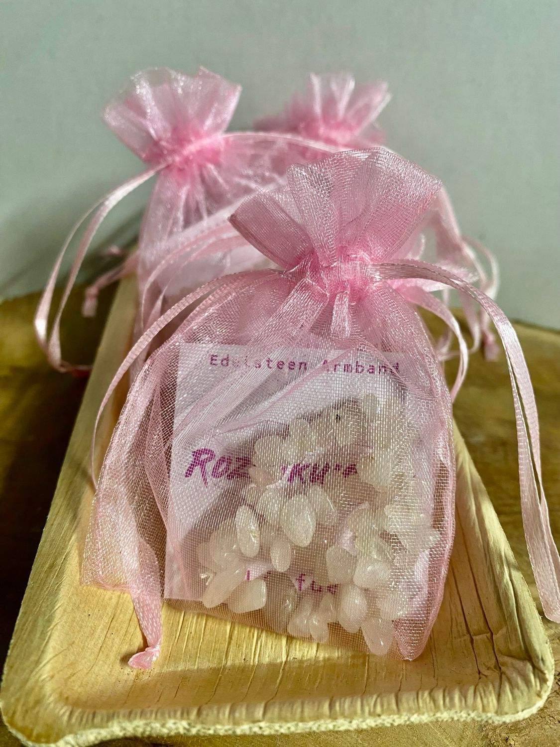 Rozenkwarts armband in organza zakje Rozenkwarts armband in organza zakje