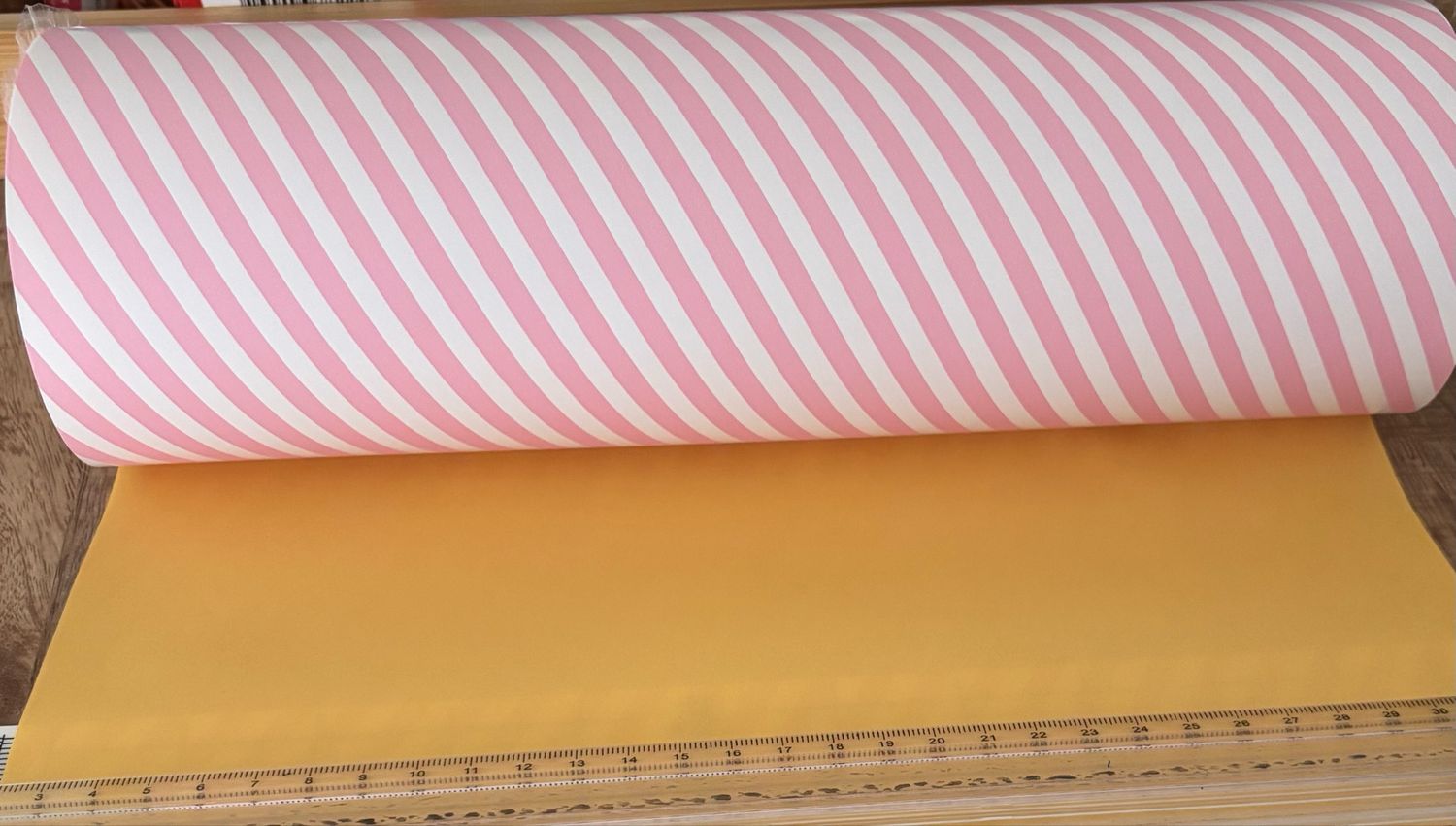 KP® Cadeaupapier Coated Pink Lines Achterkant Geel 30 Cm x 1 mtr Per Rol