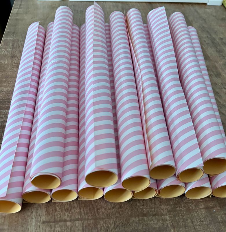 KP® Cadeaupapier Coated Pink Lines Achterkant Geel 30 Cm x 1 mtr Per Rol KP® Cadeaupapier Coated Pink Lines Achterkant Geel 30 Cm x 1 mtr Per Rol