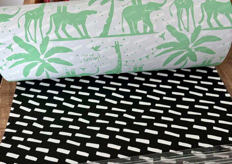 CWH Inpakpapier - Tropical Party Fresh Mint Zwart 30 cm x 1 mtr Per Rol CWH Inpakpapier - Tropical Party Fresh Mint Zwart 30 cm x 1 mtr Per Rol