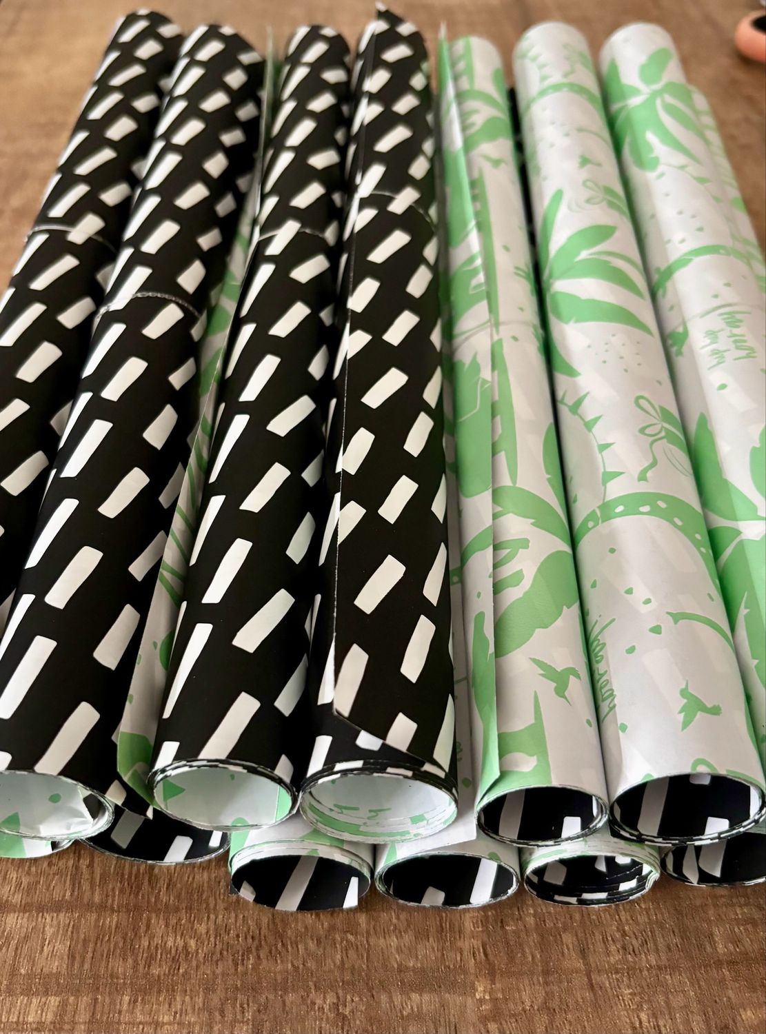 CWH Inpakpapier - Tropical Party Fresh Mint Zwart 30 cm x 1 mtr Per Rol CWH Inpakpapier - Tropical Party Fresh Mint Zwart 30 cm x 1 mtr Per Rol