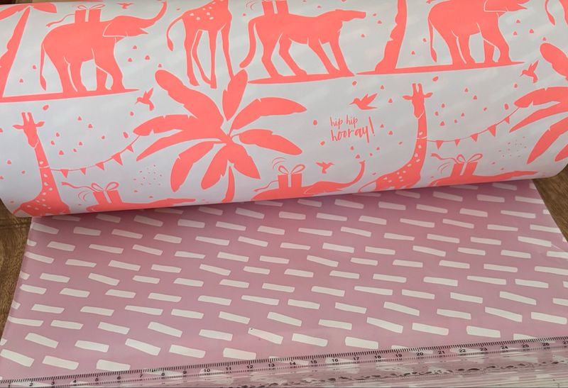 CWH Inpakpapier - Tropical Party Neon Lila 30 cm x 1 mtr Per Rol CWH Inpakpapier - Tropical Party Neon Lila 30 cm x 1 mtr Per Rol