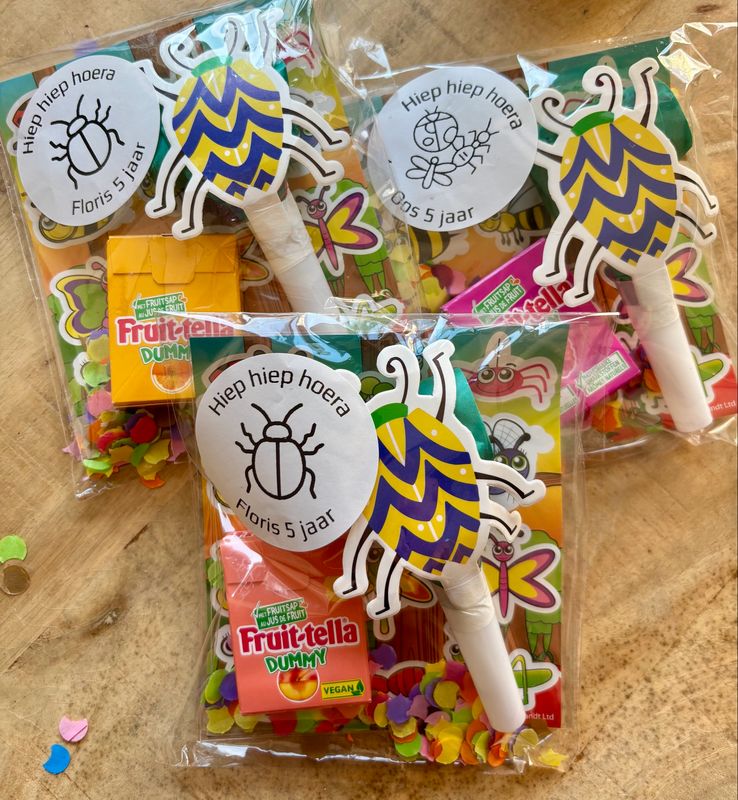 Traktatie Insect Roltong Stickervel Met Of Zonder Snoepjes Traktatie Insect Roltong Stickervel Met Of Zonder Snoepjes