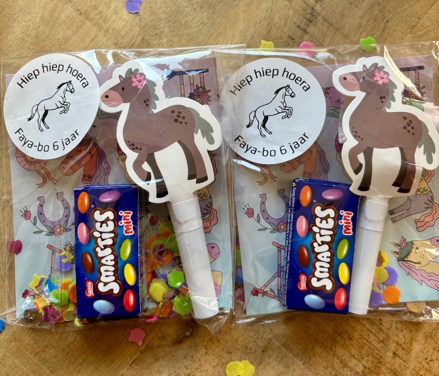 Traktatie Paarden Roltong Stickervel Met Of Zonder Snoepjes Traktatie Paarden Roltong Stickervel Met Of Zonder Snoepjes