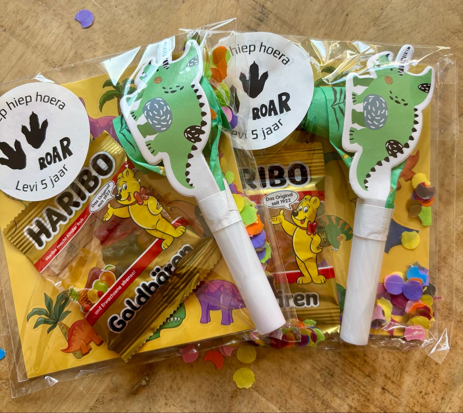 Traktatie Dinosaurus Roltong Stickervel Met Of Zonder Snoepjes Traktatie Dinosaurus Roltong Stickervel Met Of Zonder Snoepjes