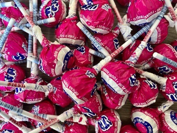 Lolly met 30% bubble gum vulling Roze Aardbei Per Stuk Vegan/Vegetarisch