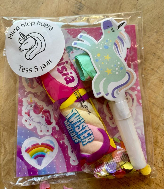 Traktatie Eenhoorn Roltong/Stickervel Met Of Zonder Snoepjes Traktatie Eenhoorn Roltong/Stickervel Met Of Zonder Snoepjes