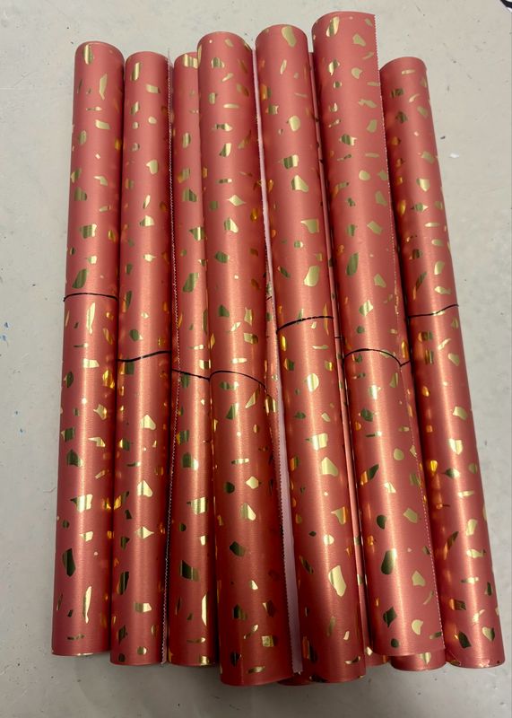 Inpakpapier - Flakes Goud 30 cm x 1 mtr Per Rol Inpakpapier - Flakes Goud 30 cm x 1 mtr Per Rol