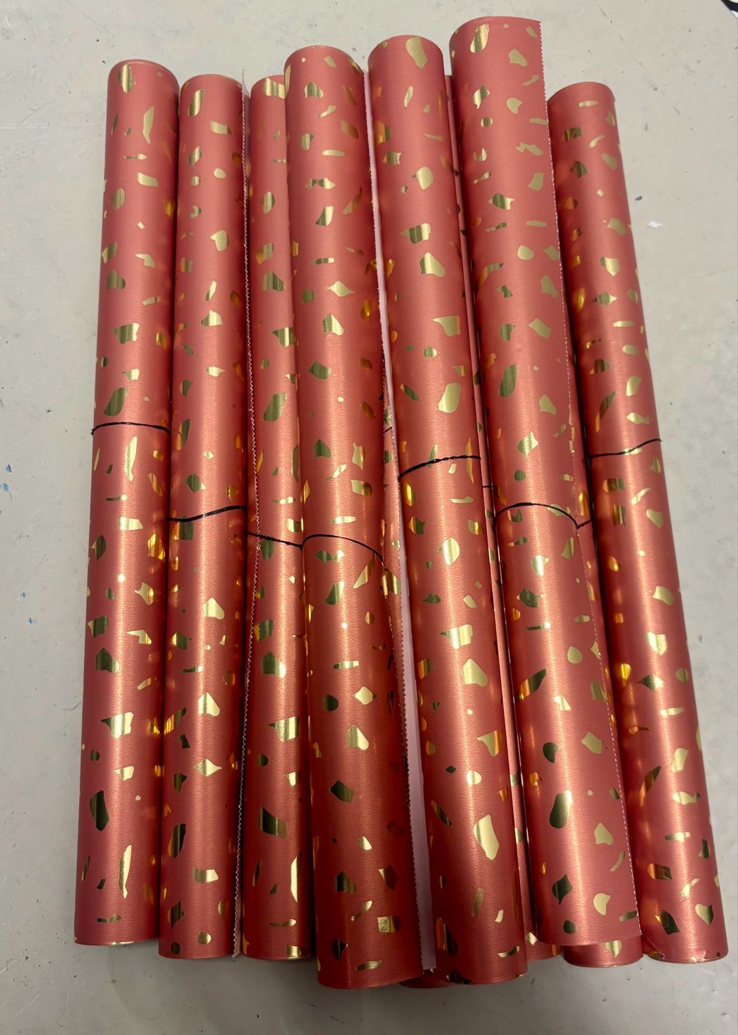 Inpakpapier - Flakes Goud 30 cm x 1 mtr Per Rol