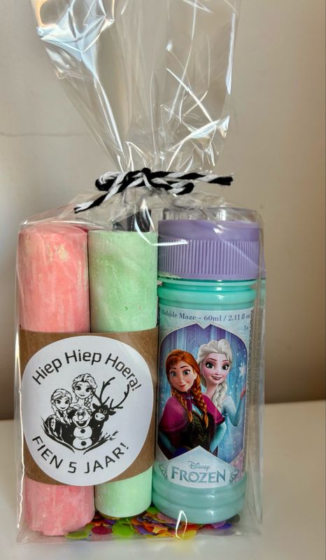 Traktatie Frozen Bellenblaas/Stoepkrijt Gepersonaliseerd Met Of Zonder Snoepjes Traktatie Frozen Bellenblaas/Stoepkrijt Gepersonaliseerd Met Of Zonder Snoepjes