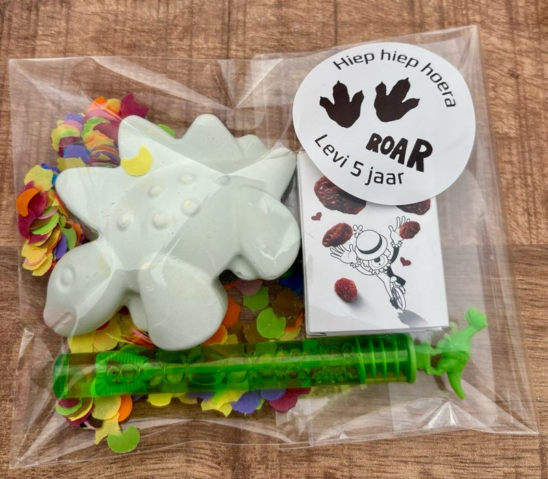 Traktatie Dino Stoepkrijt / Bellenblaas Gepersonaliseerd Met Of Zonder Snoepjes Traktatie Dino Stoepkrijt / Bellenblaas Gepersonaliseerd Met Of Zonder Snoepjes