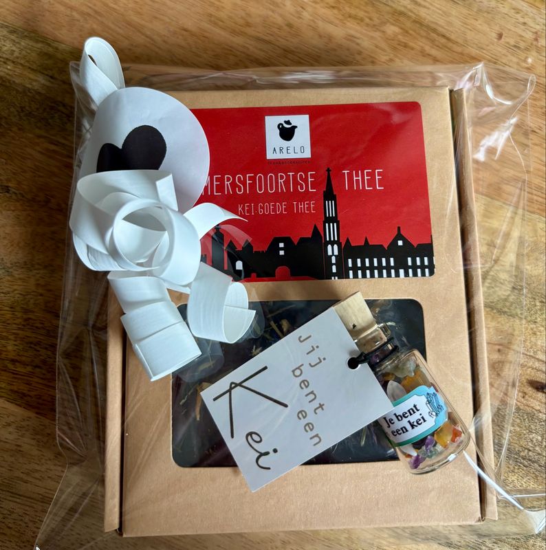 Cadeaupakketje Arelo Amersfoortse thee & Jij Bent Kei Flesje Cadeaupakketje Arelo Amersfoortse thee & Jij Bent Kei Flesje