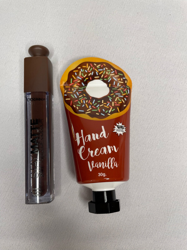Crema vainilla más labial marrón mate 24h con bolsa transparente