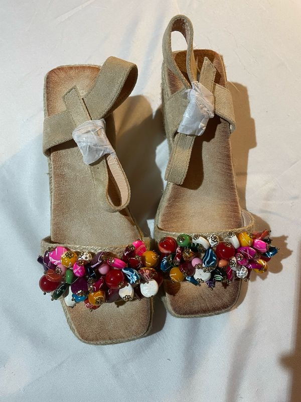 Sandalia talla 40 beige