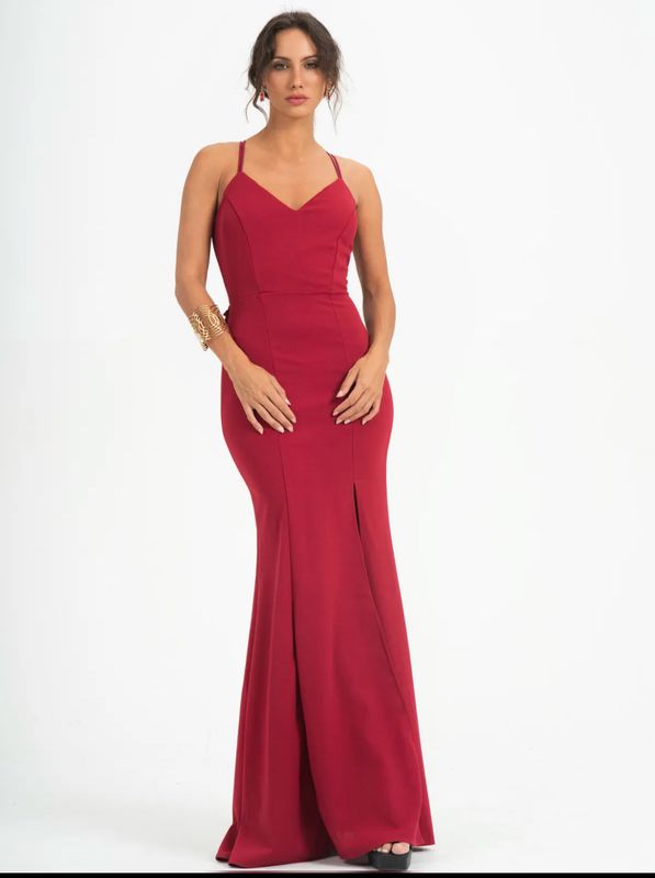 Vestido color vino con cola