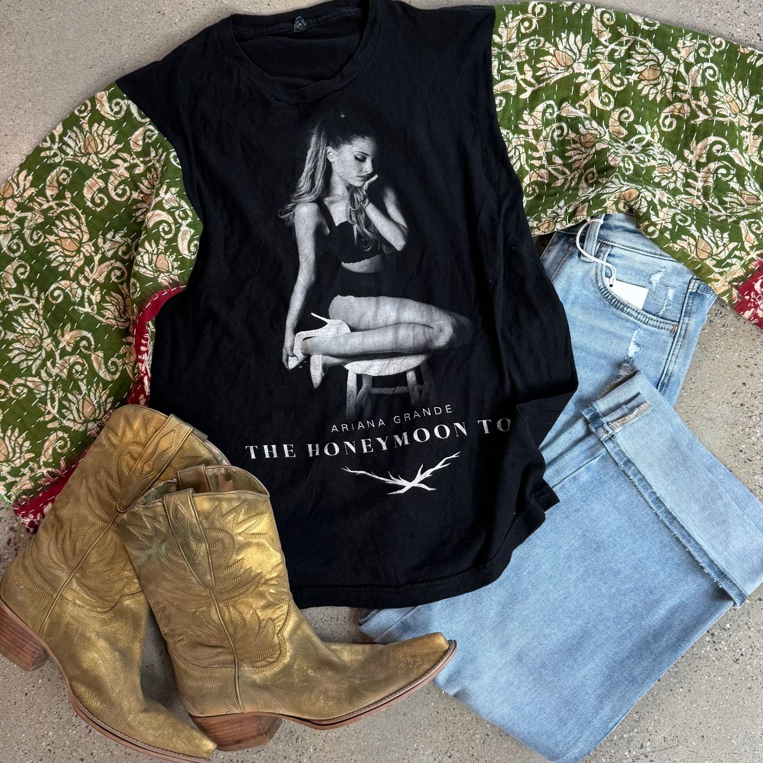 Ariana Grande Tee - M