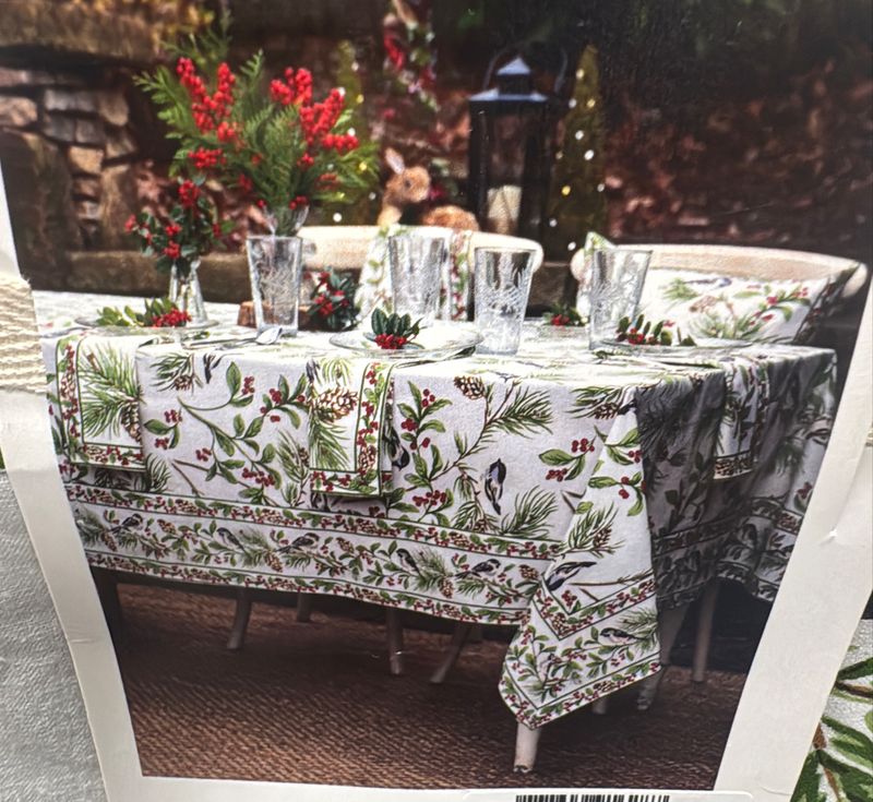 Ivory Chickadee Rectangle Table Cloth