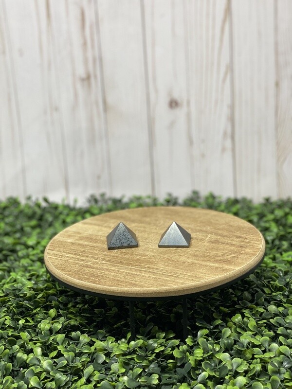 Crystal Pyramid SM - Hematite