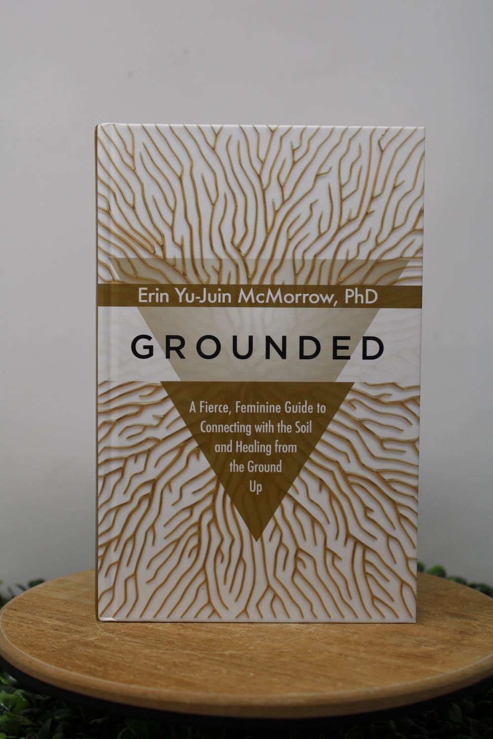 Grounded: A fierce, Feminine Guided to Connecting with the Soil and Healing from the Ground Up (Hardcover)