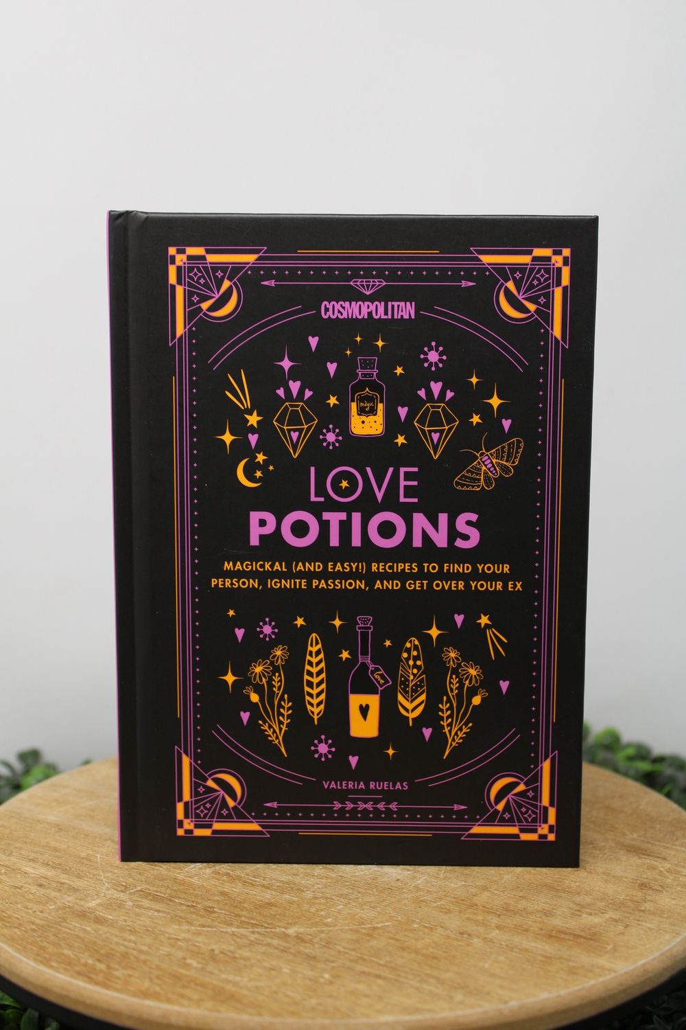 Cosmopolitan Love Spells: Rituals and Incantations for Getting the Relationship You Want (Hardcover)