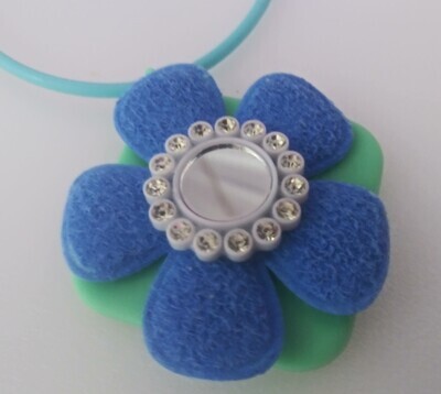 Felt flower necklace on stretch rubber cord