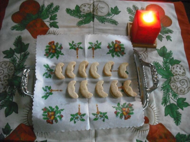 Orangenmonde(Eine Komposition aus Marzipan mit Marmelade und Likör)