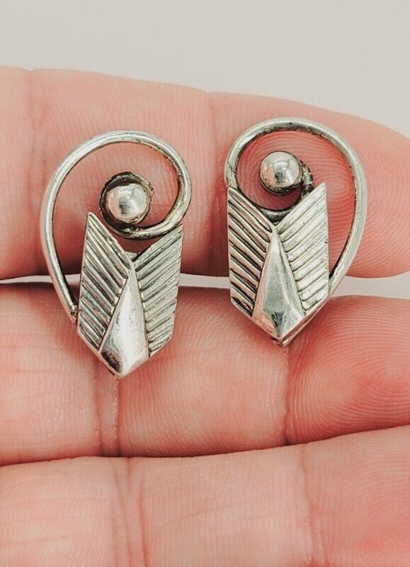 Estate Vintage Modernist Sterling Silver 3D Carved Arrow Style Clip On Earrings