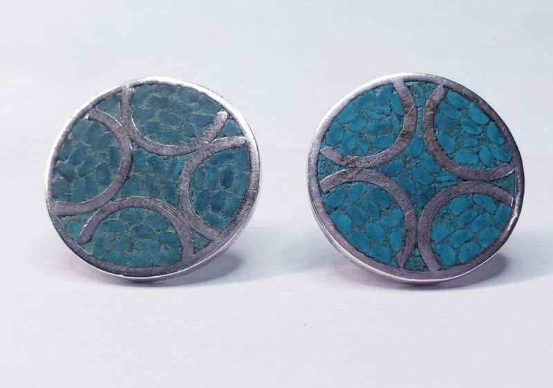 Cufflinks With Crushed Turquoise Inlay Design