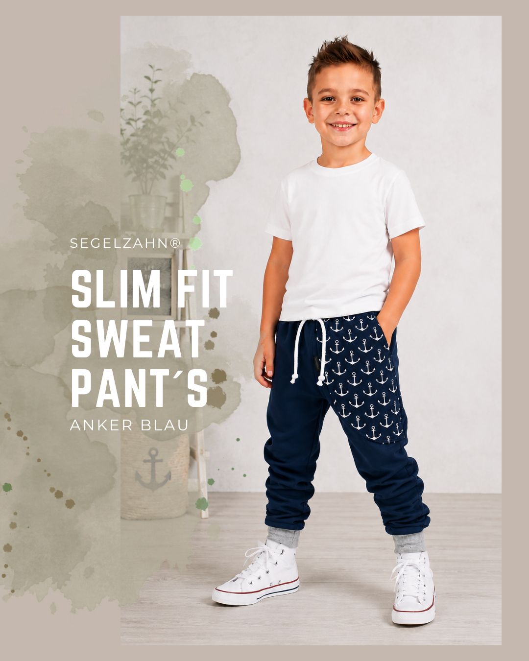 Slim Fit Sweat Hose Kinder Dunkelblau mit Anker Tasche | Maritime Kinderhose | Mitwachsbündchen Slim Fit Sweat Hose Kinder dunkelblau mit maritimer Anker-Seitentasche, Dekobändern und Softbündchen zum Mitwachsen