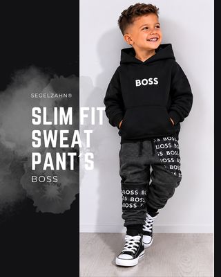 Slim Fit Hose Kinder / Sweat Jogger Kind Baby / Grau / Kinderhose / Jungen / Jogginghose schlicht / Segelzahn / Kinderkleidung Mitwachshose Junge trägt graue Slim Fit Jogginghose mit BOSS Schriftzug und schwarzem Hoodie, moderne Kinder Streetwear.