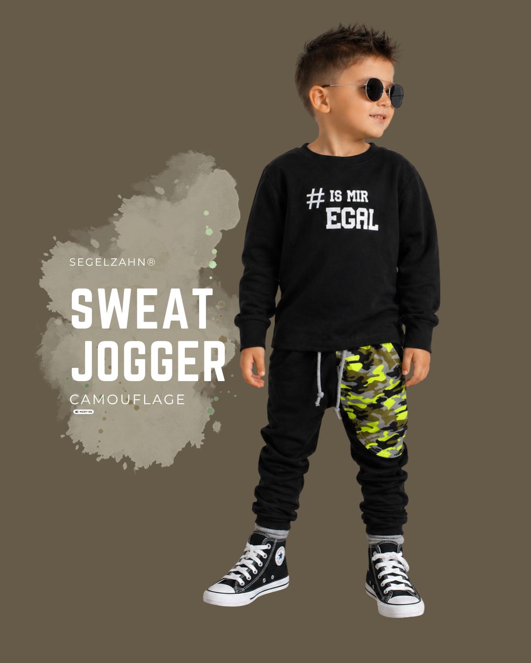 Junge trägt schwarze Kinder-Sweathose im Jogger-Stil mit neongelber Camouflage-Seitentasche und  grauen Bündchen 