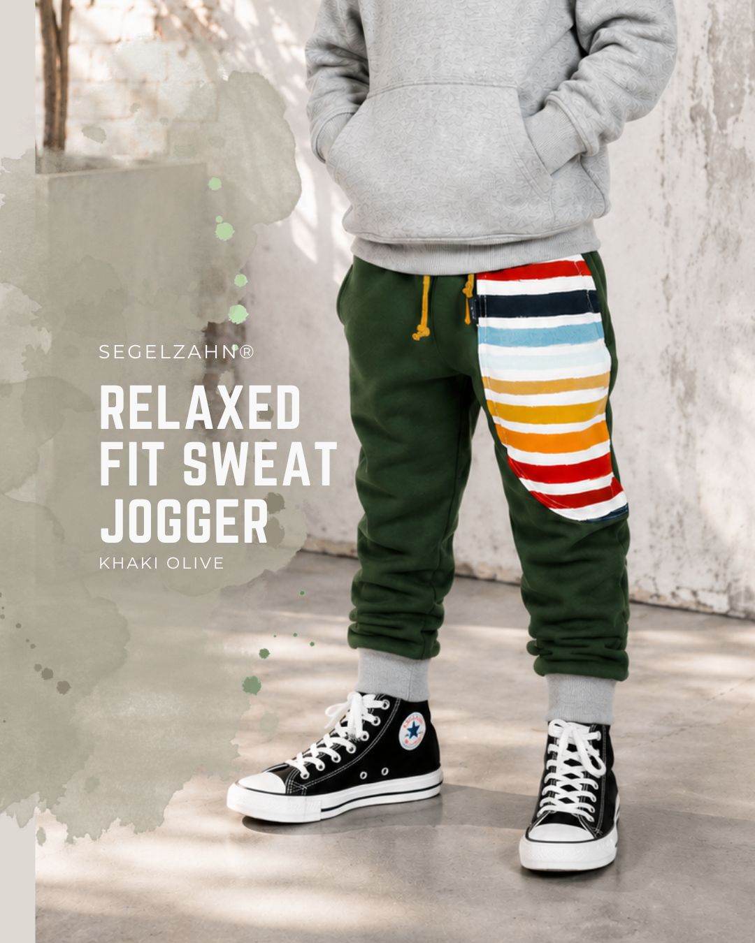 Kinder Jogginghose Khaki Olive mit Streifentasche – Relaxed Fit Sweathose aus French Terry für Jungen und Mädchen Kinder Jogginghose in Khaki Olive mit großer bunt gestreifter Tasche aus weichem French Terry. Bequeme Relaxed Fit Sweathose