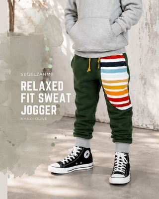 Kinder Jogginghose Khaki Olive mit Streifentasche – Relaxed Fit Sweathose aus French Terry für Jungen und Mädchen Kinder Jogginghose in Khaki Olive mit großer bunt gestreifter Tasche aus weichem French Terry. Bequeme Relaxed Fit Sweathose