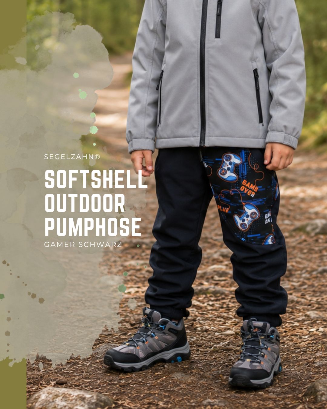Softshellhose Kinder Schwarz - Gaming | Gefütterte Outdoorhose für Jungen & Mädchen | Regenhose | Kind Baby Matschhose Junge trägt schwarze Softshellhose mit Gaming-Motiv und graue Outdoorjacke, freigestellte Produktansicht von vorne